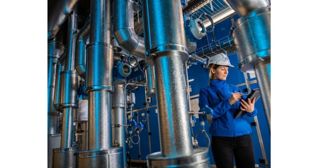 Enhancing operational efficiency 
How can smart manufacturing principles make a process more efficient? Discover the top five ways to boost your plant's efficiency with smart manufacturing principles:

Real-time tracking makes data available that facilitates decision-making.
Digital monitoring helps to avoid human error and manage hazards.
Digital documentation saves staff time.
Remote monitoring enables quick (re-)actions.
Data analysis provides the basis for scaling the business.